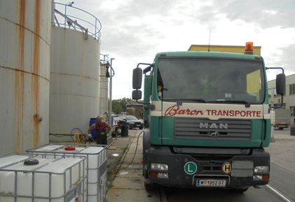 Tankwagen pumpt Container aus